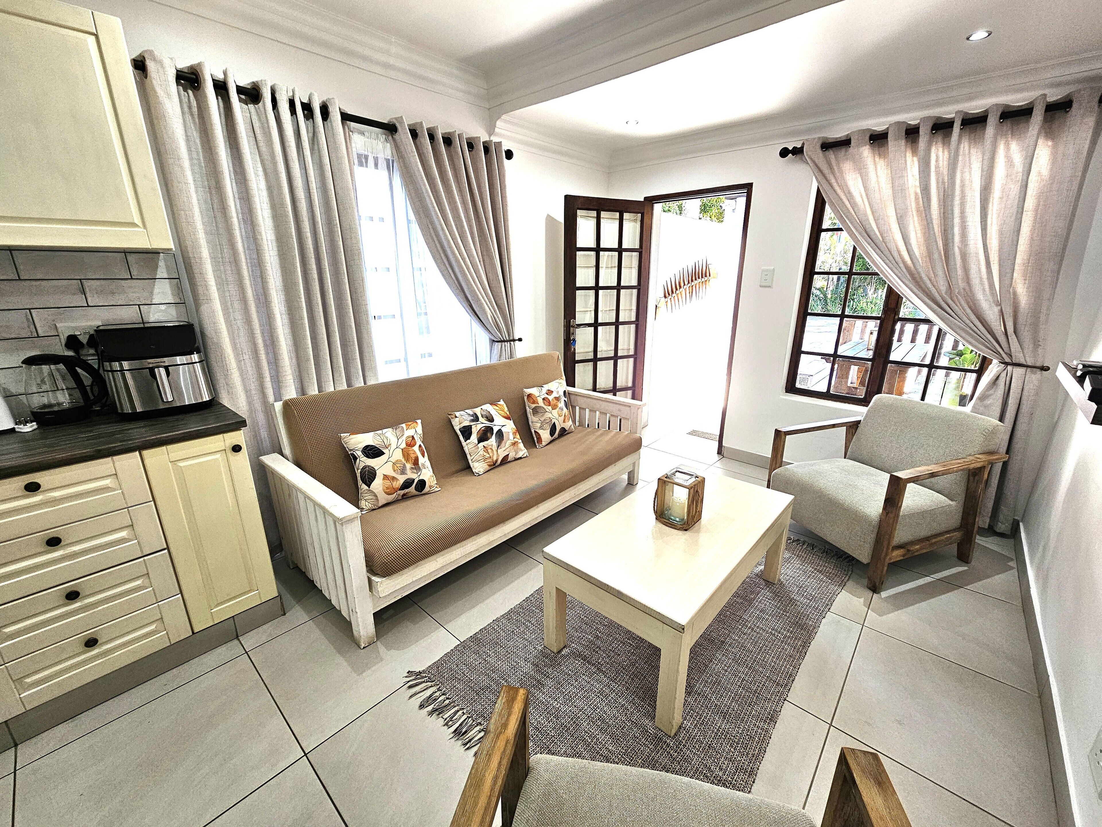 패밀리 스튜디오 스위트, 침실 1개, 파티오, 1층 | 거실 공간 | 위성 채널 시청이 가능한 41인치 스마트 TV, TV, 넷플릭스