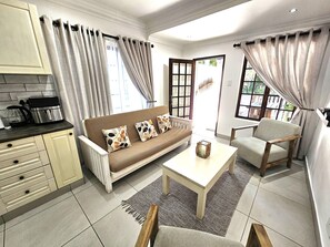 Familien-Studiosuite, 1 Schlafzimmer, Terrasse, Erdgeschoss | Wohnbereich | 41-Zoll-Smart-TV mit Satellitenempfang, Fernseher, Netflix