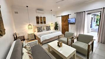 Luxury-Studiosuite, 1 Schlafzimmer, Blick auf den Innenhof, Erdgeschoss | Bettwäsche aus ägyptischer Baumwolle, hochwertige Bettwaren