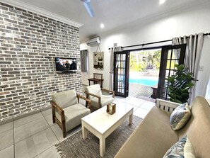 Deluxe studio suite, 1 slaapkamer, patio, uitzicht op zwembad | Woonruimte | Een 41-inch smart-tv met satellietzenders, een televisie en Netflix