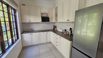 Apartamento superior, 2 quartos, varanda, vista para a piscina | Cozinha privada | Geladeira grande, micro-ondas, cooktop, chaleira elétrica