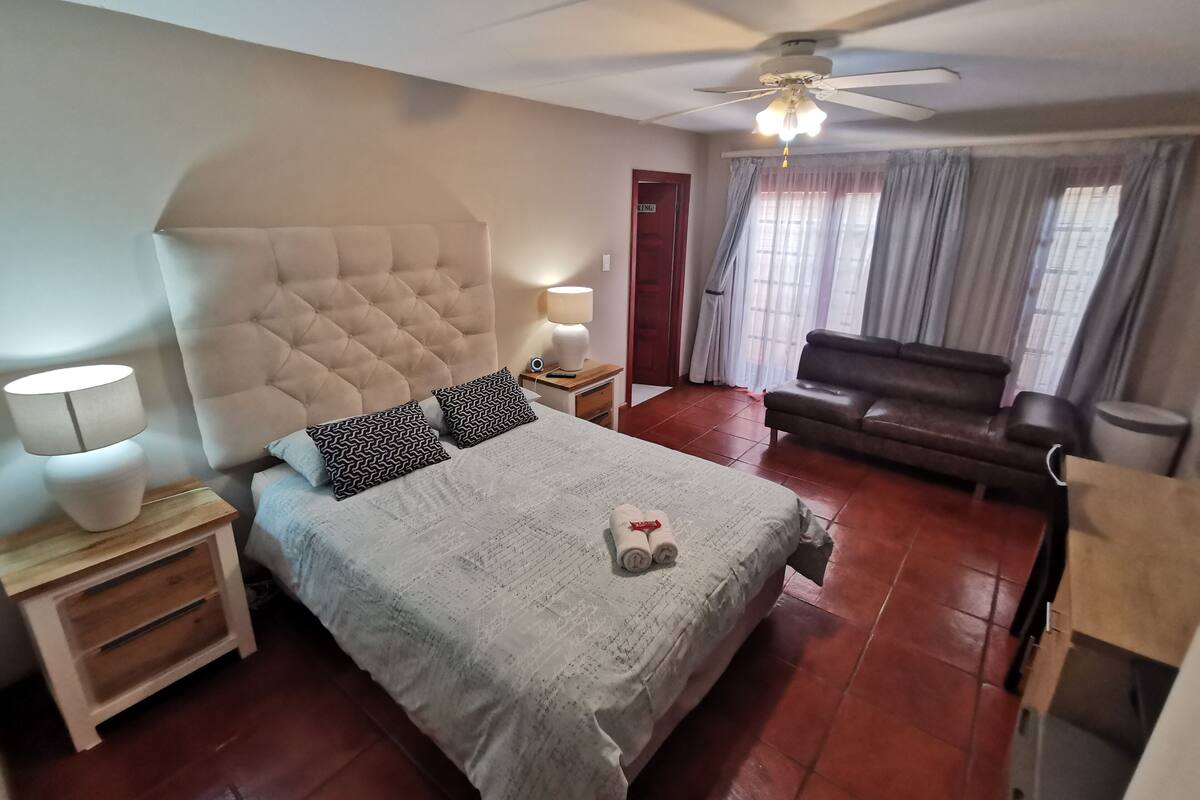 Private Haven Suite | Bàn, khu vực làm việc phù hợp cho laptop, bàn ủi/dụng cụ ủi quần áo 