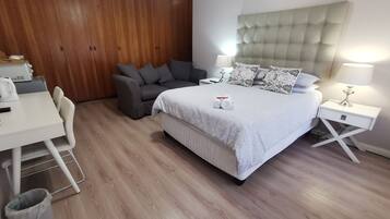 Poolside Suite | ๊ฐ๊ฐ ๋ค๋ฅธ ์คํ์ผ์ ์ธํ
๋ฆฌ์ด, ๊ฐ๊ฐ ๋ค๋ฅด๊ฒ ๊ฐ๊ตฌ ๋น์น, ์ฑ
์, ๋
ธํธ๋ถ ์์
๊ณต๊ฐ