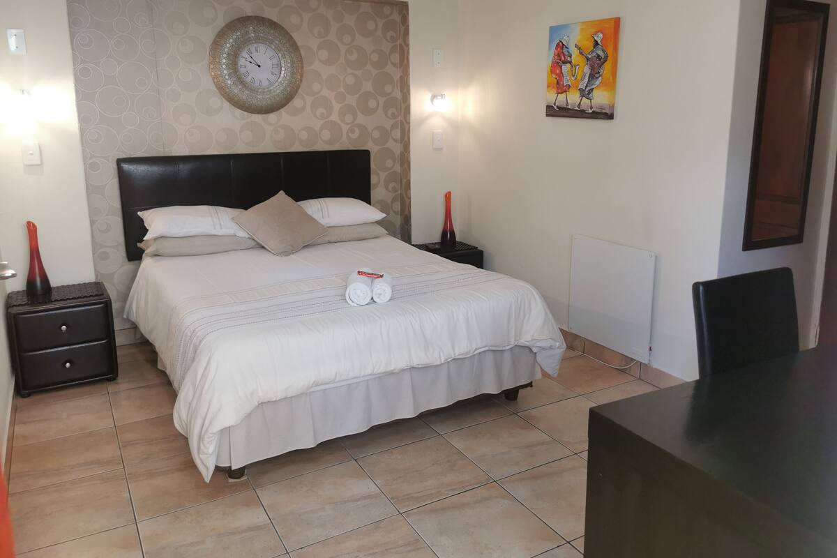 Cosy Ground Floor | Bàn, khu vực làm việc phù hợp cho laptop, bàn ủi/dụng cụ ủi quần áo 