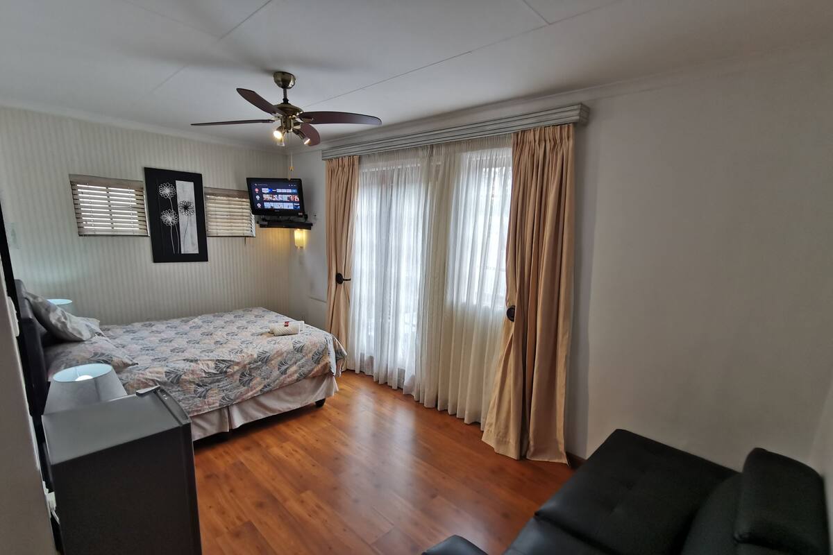 Terrace Suite | Bàn, khu vực làm việc phù hợp cho laptop, bàn ủi/dụng cụ ủi quần áo 