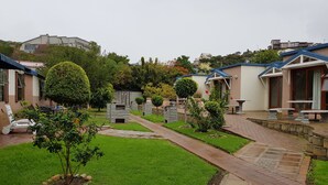 Un quartier résidentiel doté d’une pelouse bien entretenue, de sentiers en pierre et d’une grande variété d’arbres et d’arbustes.