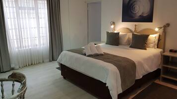Deluxe Room | Hypo-allergenic bedding, in-room safe, individually decorated