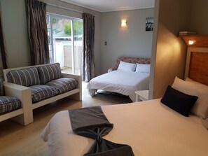 Ropa de cama hipoalergénica y caja de seguridad en la habitación