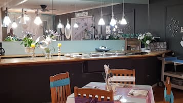 Daily buffet breakfast (ZAR 80 per person)