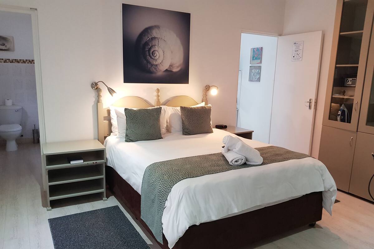 Deluxe Room | Hypo-allergenic bedding available, in-room safe, desk, WiFi (free)