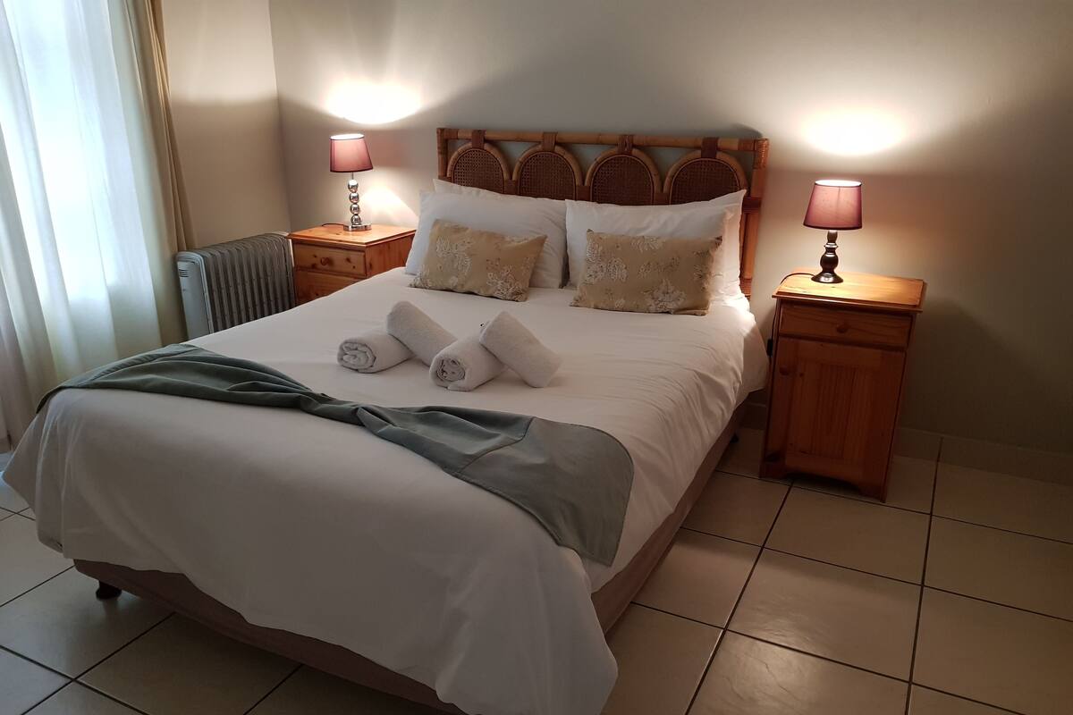 Family Cottage | Hypo-allergenic bedding available, in-room safe, desk, WiFi (free)