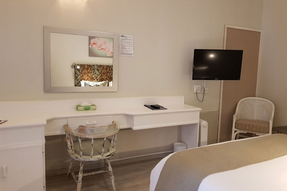 Hypo-allergenic bedding available, in-room safe, desk, WiFi (free)