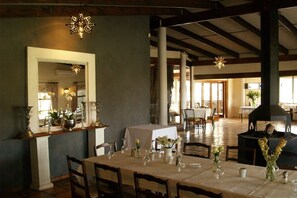 Interior - Damas (Worcester)