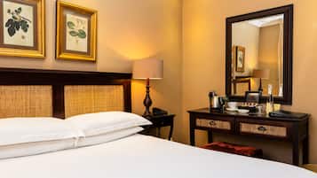 Caja de seguridad en la habitación y tabla de planchar con plancha