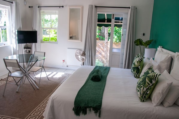 Sunflower Room | Premium bedding, memory foam beds, individually decorated - Rustic Manor Bed And Breakfast (Cape Town)