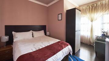 Standard Room, Shared Bathroom | In-room safe, desk, iron/ironing board, free WiFi