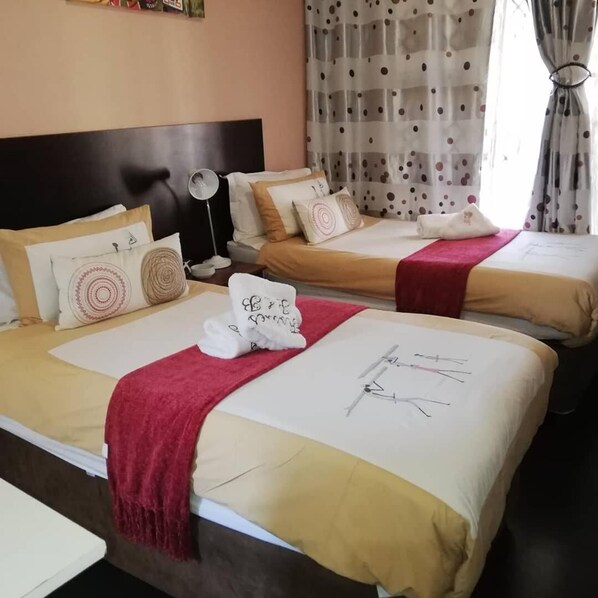 客房内保险箱、办公桌、熨斗/熨板、免费 WiFi