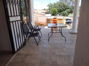 Terrace/patio - Flossie’s Bed and Breakfast (Soweto)