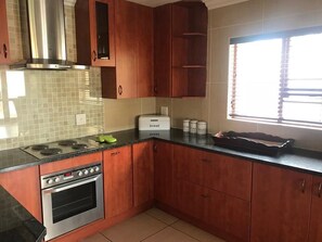 Full-size fridge, microwave, stovetop, dishwasher