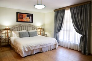 Caja de seguridad en la habitación y escritorio 