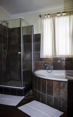 Bungalow - 3 sovrum (Luxury Riverside Farm House Ostrich 4) | Badrum | Regndusch, gratis toalettartiklar och handdukar
