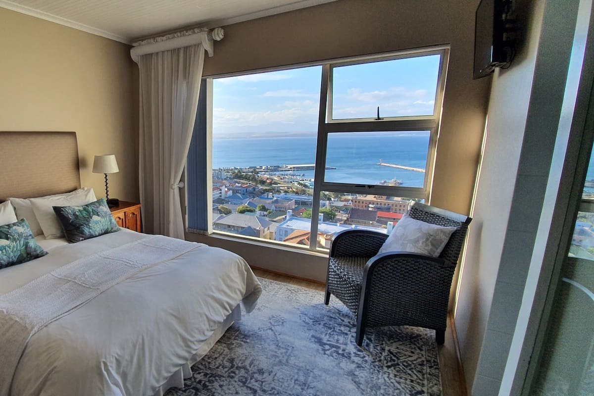 Double Room (Queen)