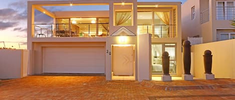 House (4 Bedrooms) | Front of property