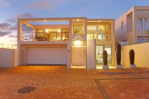 House (4 Bedrooms) | Front of property - Bayview 30 (Cape Town)