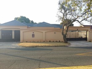 Exterior - Alicia's B&B (Roodepoort)
