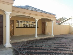 Front of property - Alicia's B&B (Roodepoort)