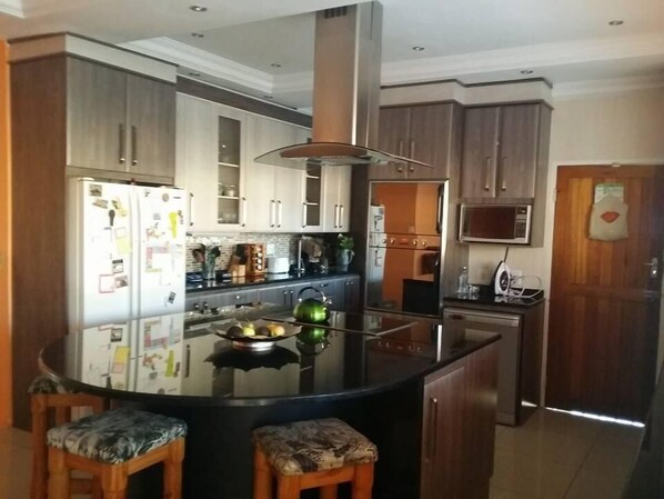House | Private kitchen | Fridge, electric kettle - Alicia's B&B (Roodepoort)