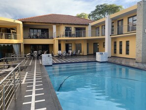 Outdoor pool - Bella Casa Guesthouse (Sandton)