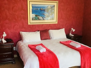 Egyptian cotton sheets, premium bedding, in-room safe, desk - Bella Casa Guesthouse (Sandton)