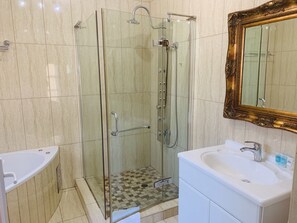Chambre Deluxe double ou avec lits jumeaux, 1 lit double | Salle de bain | Articles de toilette (gratuits), séchoir à cheveux, serviettes fournies