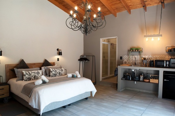 Deluxe Studio Suite | Premium bedding, laptop workspace, WiFi (free), individually decorated