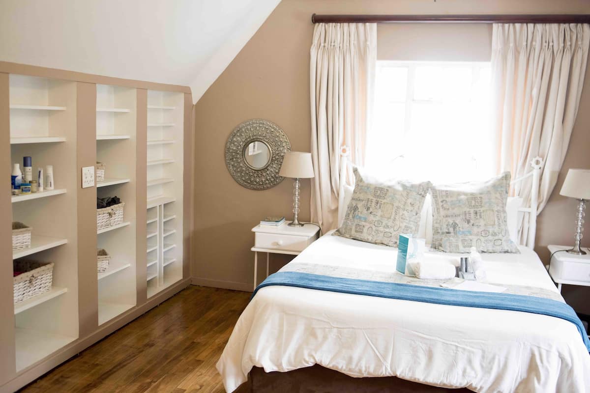 Luxe beddengoed, individueel gedecoreerd, een laptopwerkplek