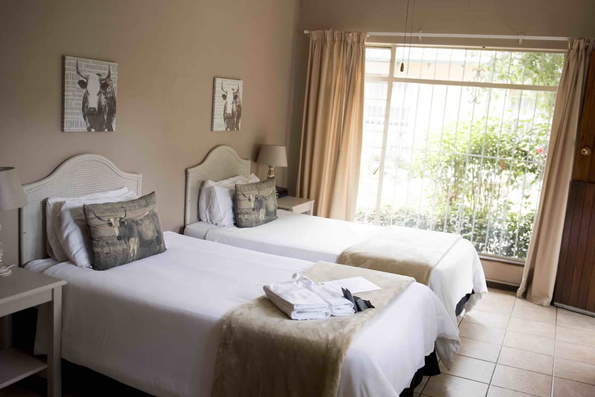 Standaard Twin kamer | Luxe beddengoed, individueel gedecoreerd, een laptopwerkplek