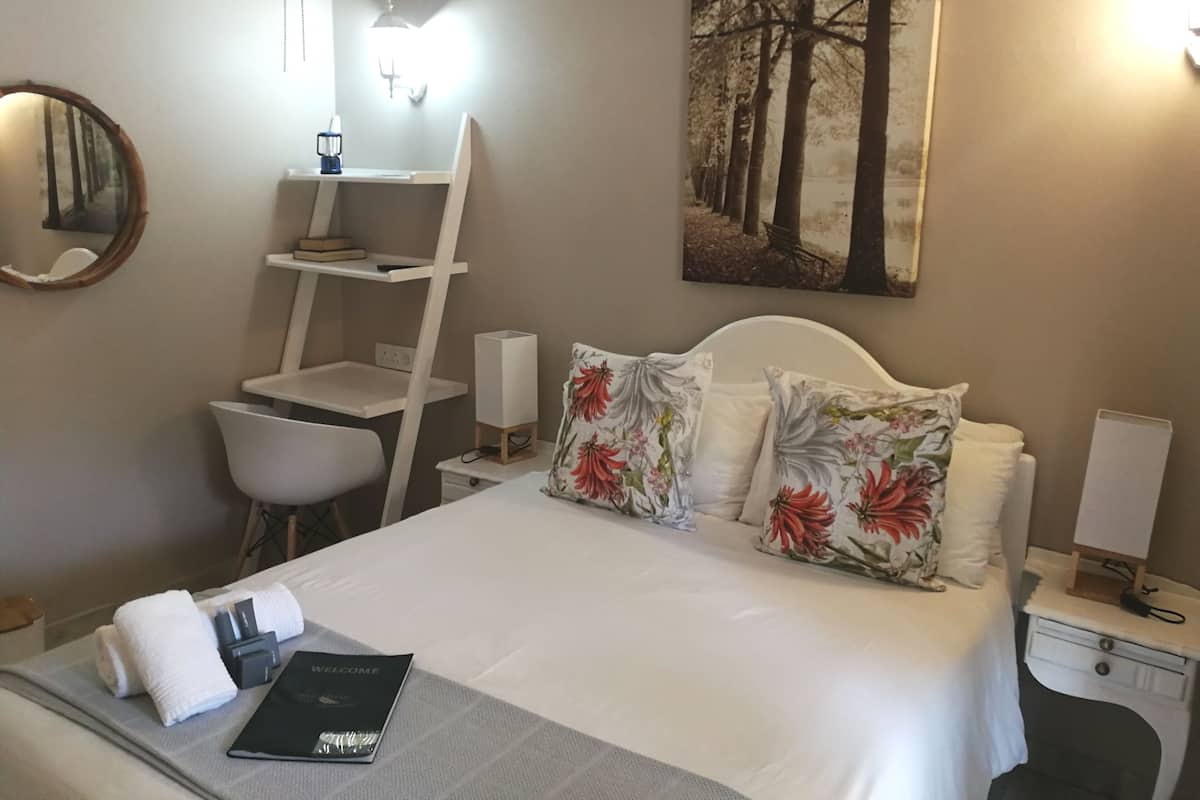 Tweepersoonskamer | Luxe beddengoed, individueel gedecoreerd, een laptopwerkplek