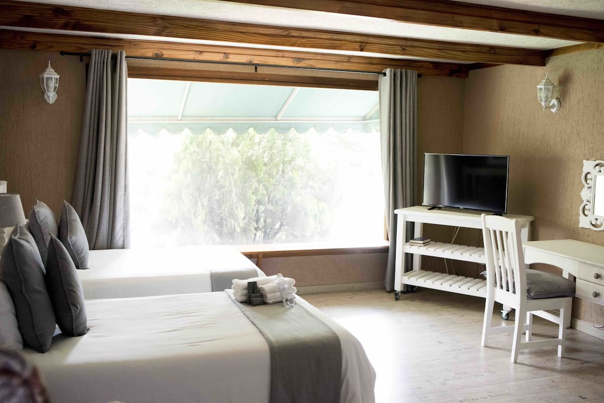 Luxe beddengoed, individueel gedecoreerd, een laptopwerkplek