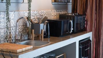 Deluxe Studio Suite | Private kitchen | Coffee/tea maker, electric kettle, cleaning supplies