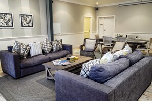 Minibar, Zimmersafe, Schreibtisch, Verdunkelungsvorhänge