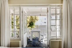 迷 你吧、客房内保险箱、办公桌、遮光窗帘