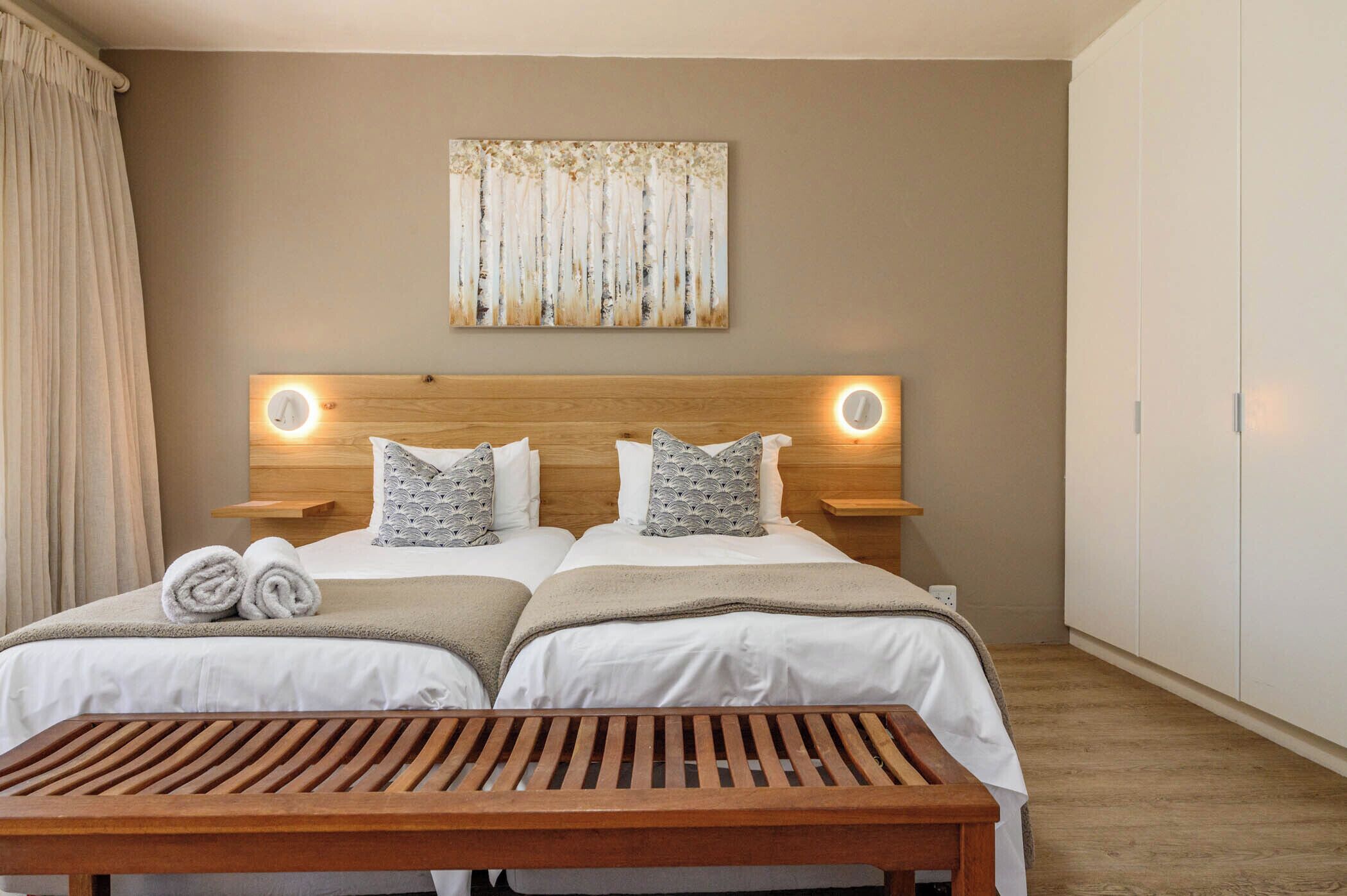 舒适客房, 1 间卧室 | 迷你吧、客房内保险箱、办公桌、遮光窗帘