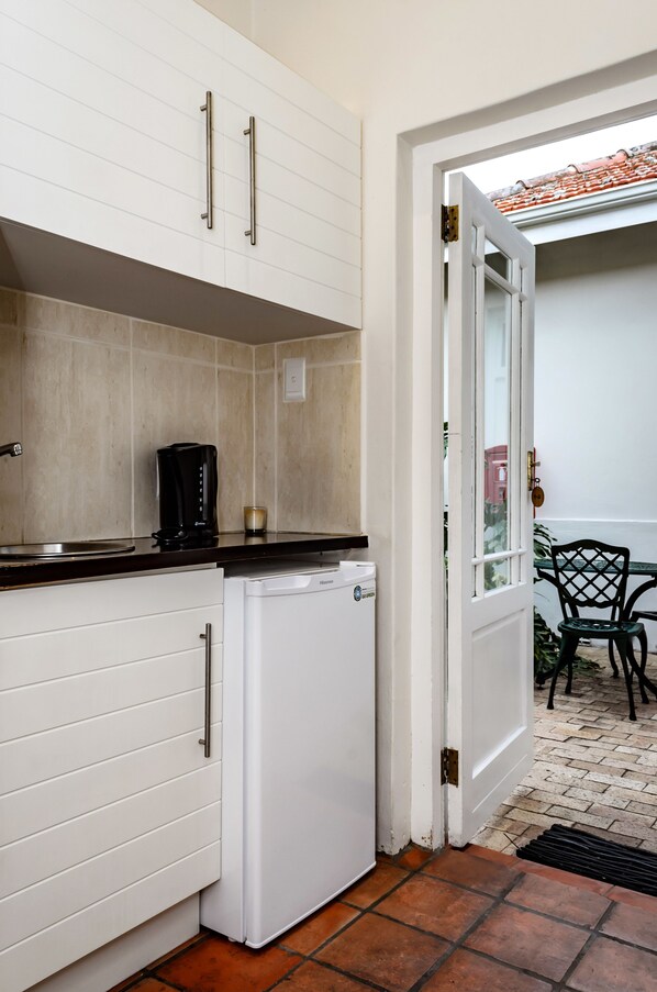 ميني بار وخزنة داخ�ل الغرفة ومكتب وستائر تعتيم