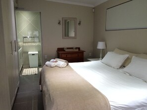Luxury Cottage, 1 Bedroom, Ocean View, Beachfront | 1 bedroom, in-room safe, iron/ironing board, free WiFi - Piccolo Villa (St. Helena Bay)