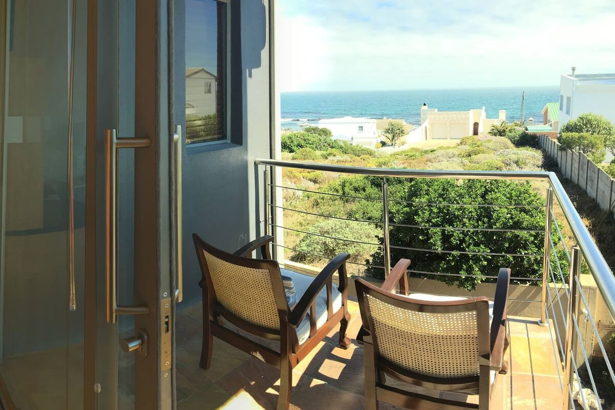 Queen Suite with sea view and balcony