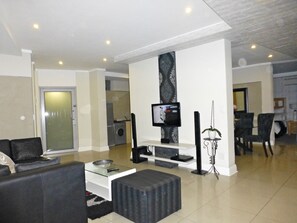 高級雙人房, 2 間臥室 | 客廳 | 32 吋LED 電視連衛星電視頻道、電視、DVD 播放機