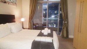 Junior Suite 721 | Premium bedding, pillowtop beds, in-room safe, individually decorated