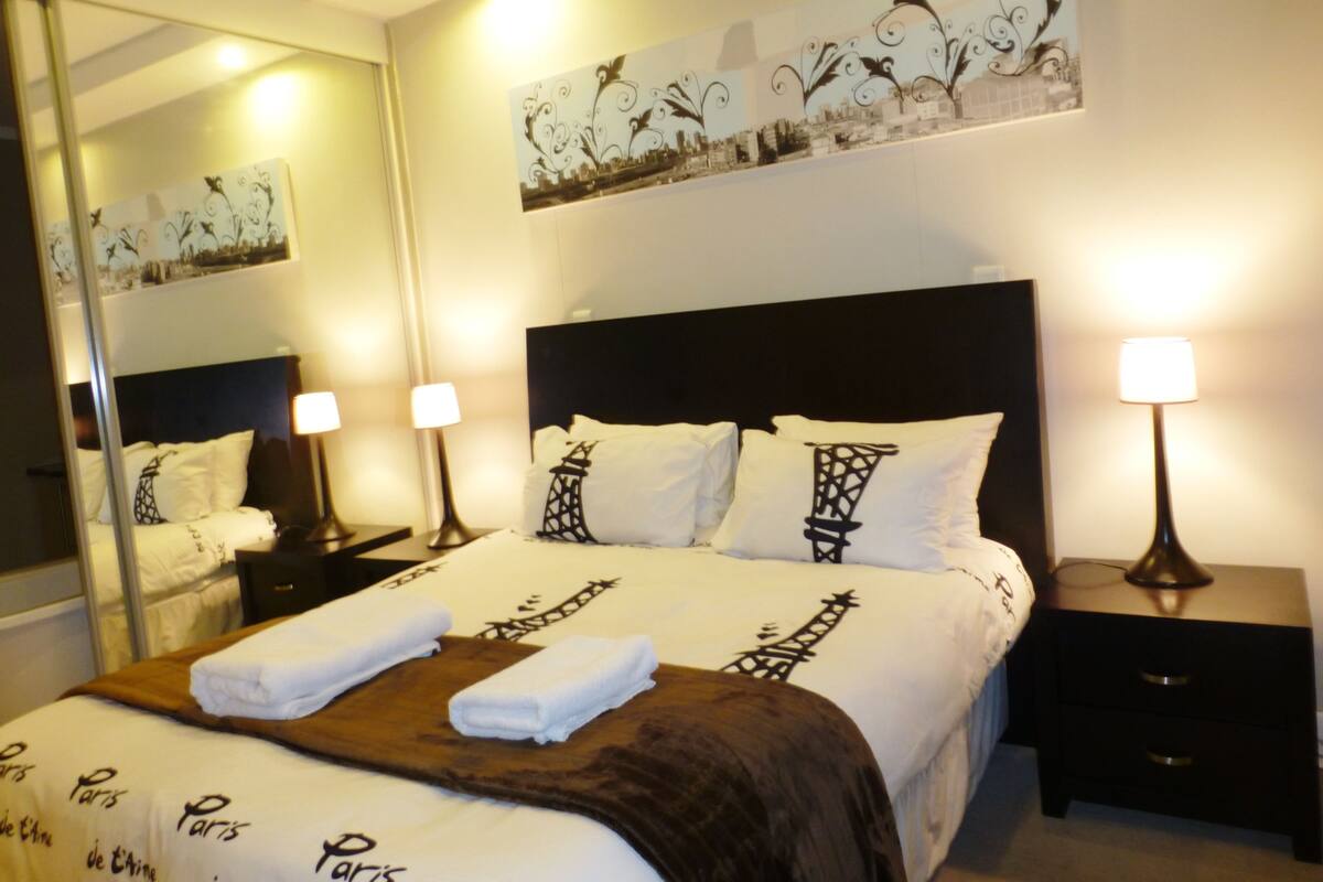 Hochwertige Bettwaren, Pillowtop-Betten, Zimmersafe, Schreibtisch