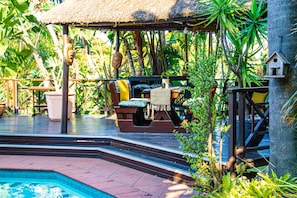 Piscine extérieure, parasols de plage, chaises longues